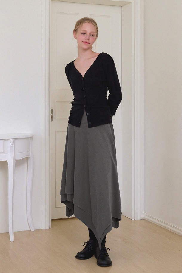 레오나 언발란스 스커트는 여성스러운 스타일을 연출하기에 완벽한 아이템입니다. 모던, 미니멀, 로맨틱 무드를 모두 담아내 데이트룩과 모임룩에 적합합니다. 비대칭 헴라인과 미드렝스 기장, 플레어 치마 타입이 세련된 실루엣을 선사하며, 루즈핏으로 편안함을 더했습니다. 부드럽게 드레이핑되는 디테일이 돋보이는 그레이 컬러의 무지 스커트로, 가을 시즌 다양한 스타일을 연출해 보세요.
