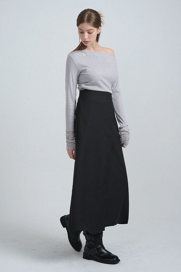 "노에미 비조 랩 롱 스커트"는 가을과 겨울에 어울리는 여성용 롱스커트입니다. 미니멀하고 클래식한 스타일로, 울 소재의 부드러운 촉감을 자랑합니다. 랩 디자인과 레귤러핏으로 제작되었으며, 블랙 색상의 무지 패턴이 특징입니다. 오피스룩, 겨울 데일리룩, 모임룩 등 다양한 TPO에 활용 가능하며, 시크하고 세련된 스타일을 연출합니다. 두꺼운 두께감으로 따뜻함을 더하여 추운 날씨에도 포근하게 착용할 수 있습니다.
