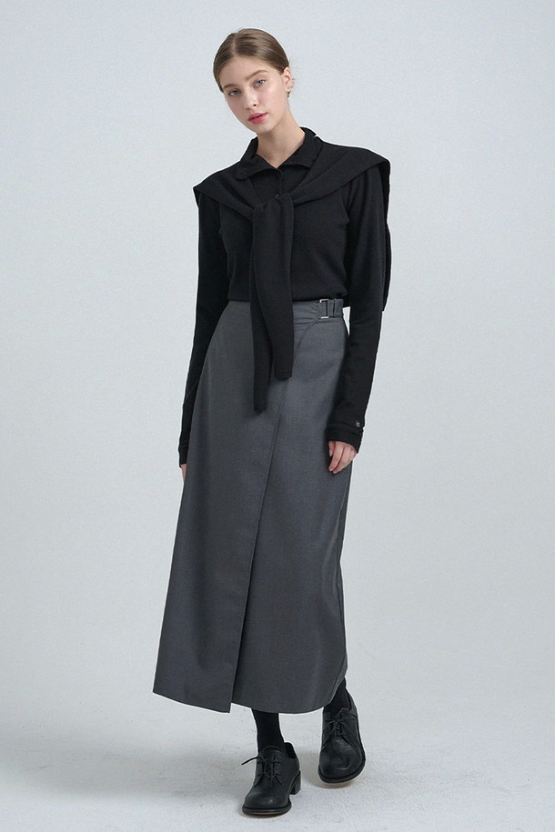 노에미 비조 랩 롱 스커트는 여성 의류로, 가을에 어울리는 클래식하고 미니멀한 스타일을 연출합니다. 랩 디자인과 A라인 핏으로 세련된 실루엣을 강조하며, 무지 디자인의 그레이 컬러가 어떤 상의에도 잘 어울립니다. 일상 또는 데이트, 모임, 가을 나들이 등 다양한 TPO에 활용 가능하며, 롱스커트 타입으로 우아함을 더합니다. 현대적인 감각과 고전적인 매력을 동시에 느낄 수 있는 아이템입니다.
