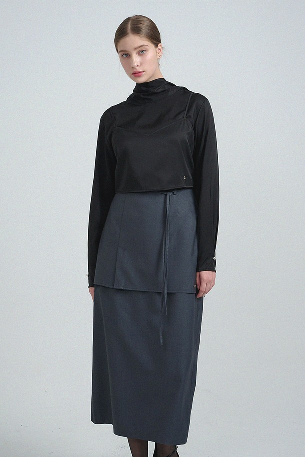 **에런 레이어드 롱 스커트**는 여성스러운 실루엣을 연출하는 A라인 스커트입니다. 가을, 겨울 시즌에 어울리는 차분한 그레이 컬러의 무지 디자인으로, 미니멀하고 클래식한 스타일을 제안합니다. 레이어드 디테일이 돋보이며, 롱 기장으로 우아함을 더했습니다. 겨울 데일리룩, 모임룩, 오피스룩 등 다양한 TPO에 활용 가능하며, 시크한 매력을 더해줍니다.
