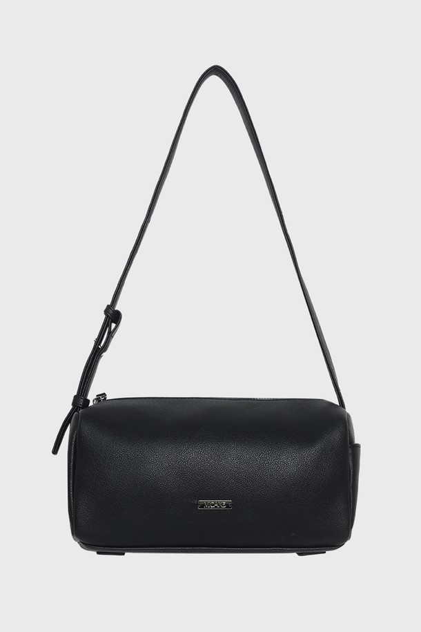 귀네스 미니 숄더 백은 미니멀하고 클래식한 스타일을 추구하는 여성분들을 위한 아이템입니다. 부드러운 합성가죽 소재에 사각 쉐입으로 시크한 매력을 더했으며, 숄더 스트랩으로 편안하게 착용할 수 있습니다. 무난한 블랙 컬러에 군더더기 없는 디자인으로 데이트룩, 모임룩 등 다양한 TPO에 활용하기 좋습니다. 자석형 잠금 방식으로 소지품을 안전하게 보관하며, 미니멀한 사이즈로 가볍게 들고 다니기 좋습니다. 심플하면서도 세련된 디자인으로 어떤 스타일에도 잘 어울려 데일리 백으로 추천합니다.
