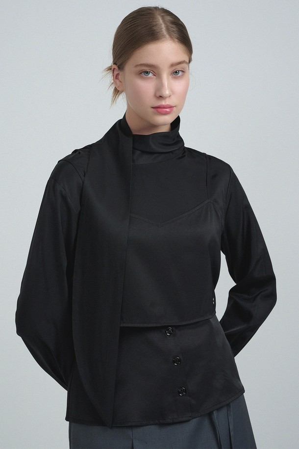 온딘 타이 뷔스티에 레이어드 블라우스는 여성스러운 실루엣을 강조하는 블랙 컬러의 블라우스입니다. 하이넥 디자인과 긴 소매 기장으로 세련된 무드를 연출하며, 뷔스티에 레이어드 디자인과 타이 디테일이 특징입니다. 미니멀하면서도 클래식한 스타일을 추구하여 오피스룩, 모임룩, 소개팅룩 등 다양한 TPO에 활용 가능합니다. 레귤러핏으로 편안하게 착용 가능하며, 가을 시즌에 어울리는 아이템입니다.
