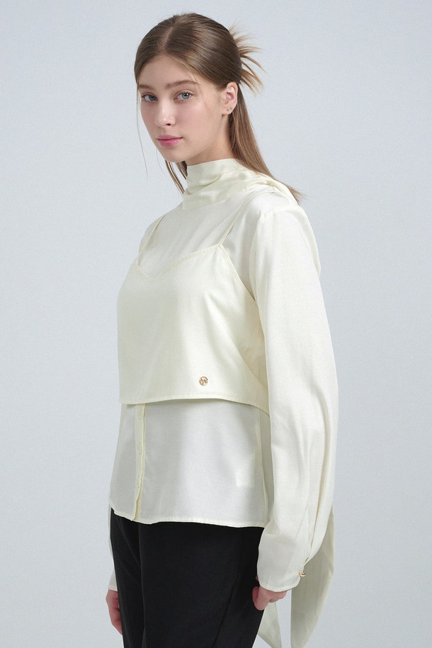 온딘 타이 뷔스티에 레이어드 블라우스는 여성스러운 실루엣을 연출하는 블라우스입니다. 가을 시즌에 어울리는 긴소매 디자인으로, 터틀넥과 크롭 기장이 세련된 조화를 이룹니다. 클래식하고 미니멀한 무드를 선호하는 분들께 추천하며, 뷔스티에 레이어드 디자인과 타이 디테일이 특징입니다. 블랙과 화이트 두 가지 색상으로 출시되어 오피스룩, 모임룩, 데이트룩 등 다양하게 활용 가능합니다. 레귤러핏으로 제작되어 편안한 착용감을 선사합니다.
