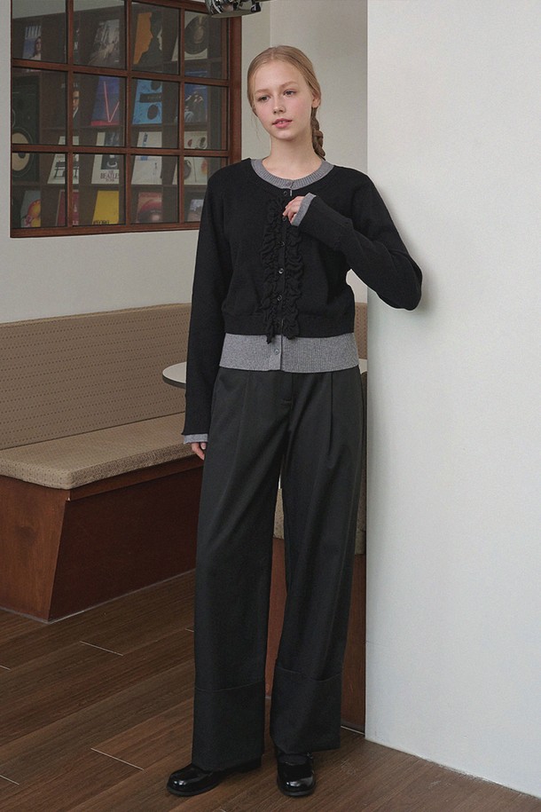 젤다 롤업 와이드 팬츠는 미니멀하고 모던한 스타일을 추구하는 분들을 위한 와이드 핏 바지입니다. 가을 계절에 어울리는 블랙 컬러로, 롤업 디테일이 돋보이는 디자인이 특징입니다. 일상복은 물론 가을 나들이룩이나 데이트룩으로도 활용하기 좋은 아이템입니다. 클래식한 무드를 더해 다양한 상의와 매치하여 세련된 스타일을 연출할 수 있습니다.
