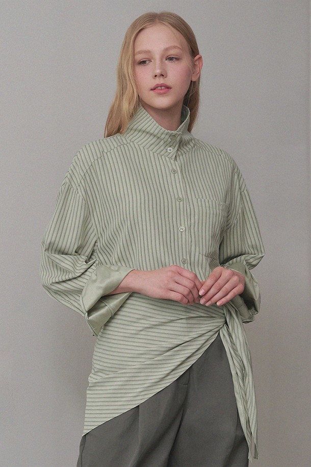 싱그러운 그린과 화이트 컬러의 조화가 돋보이는 시오 스트라이프 셔츠-스카프 셋업입니다. 가을 시즌, 모던하고 미니멀한 무드를 연출하며 로맨틱한 분위기까지 더해줍니다. 하이넥 디자인과 긴 소매 기장으로 세련된 실루엣을 완성하며, 스카프 세트 구성으로 다양한 스타일을 연출할 수 있습니다. 데이트룩, 모임룩, 출근룩 등 TPO에 맞춰 미니멀, 클래식, 로맨틱 스타일을 즐겨보세요. 레귤러핏으로 편안하면서도 세련된 핏을 선사합니다.
