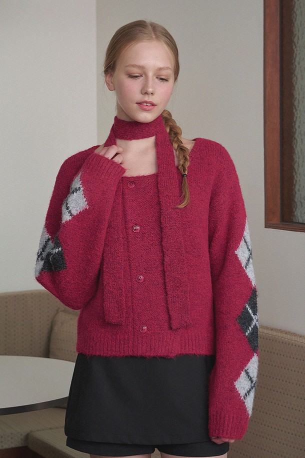 **루비 타이세트 더블버튼 니트**는 여성스러운 분위기를 연출하는 가을/겨울 시즌 니트입니다. 부드러운 촉감의 니트 소재에 크롭 기장과 하이넥 디자인으로 보온성을 높였습니다. 촘촘한 아가일 패턴과 타이 디테일이 로맨틱한 무드를 더하며, 더블 버튼 여밈으로 클래식하고 미니멀한 스타일을 완성합니다. 데이트룩, 겨울 데일리룩, 모임룩 등 다양한 TPO에 활용 가능하며, 레드와 버건디 두 가지 컬러로 만나보실 수 있습니다.
