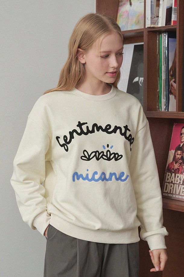 센티멘탈 그래스 스웻셔츠는 여성용 크롭 기장의 스웻셔츠입니다. 아이보리와 화이트 두 가지 색상으로 제공되며, 가을과 겨울에 따뜻하게 착용하기 좋습니다. 부드러운 면 소재에 레터링과 로고 인쇄가 포인트로 더해져 미니멀, 로맨틱, 모던한 스타일을 연출합니다. 두꺼운 두께감으로 포근하며, 일상, 집콕, 카페룩 등 다양한 TPO에 활용 가능합니다. 레귤러핏 라운드넥 긴소매 디자인으로, 캐주얼하면서도 클래식한 매력을 선사합니다.