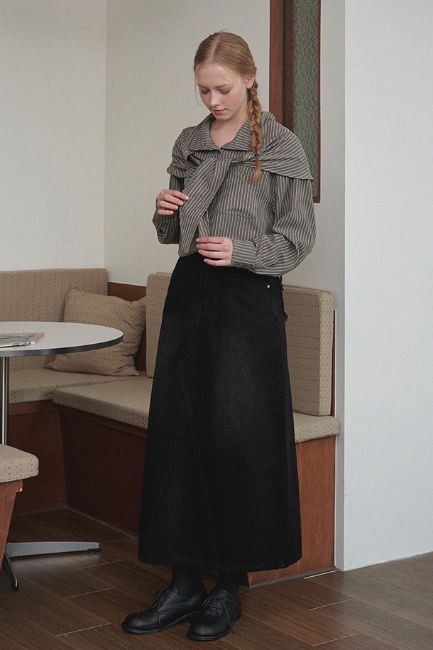 핀리 프린지 데님 롱 스커트는 여성의 일상 스타일을 세련되게 연출해 줄 롱 스커트입니다. 블랙 컬러의 데님 소재로 제작되어 가을에 어울리는 두꺼운 두께감과 뻣뻣한 촉감을 자랑합니다. A라인 핏으로 다리 라인을 자연스럽게 커버하며, 롱 기장으로 우아함을 더합니다. 모던, 미니멀, 로맨틱 무드를 아우르는 디자인에 프린지 디테일로 포인트를 주어 현대적인 감각을 강조했습니다. 미니멀, 로맨틱, 클래식 스타일을 즐겨 입는 분들께 추천합니다.
