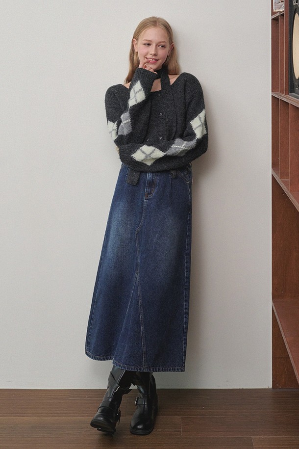 핀리 프린지 데님 롱 스커트는 여성용 롱 스커트로, 가을, 겨울철에 데일리룩으로 활용하기 좋습니다. 네이비와 블루 두 가지 색상으로 출시되었으며, 모던하고 미니멀한 스타일을 연출합니다. 뻣뻣한 촉감의 두꺼운 데님 소재에 A라인 핏으로 제작되어 편안하면서도 세련된 실루엣을 선사합니다. 허리 부분과 밑단의 프린지 디테일이 포인트이며, 미니멀, 클래식, 캐주얼 스타일을 모두 소화 가능합니다.
