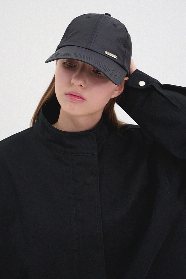 켄드릭 나일론 캡은 미니멀하고 클래식한 스타일을 추구하는 분들을 위한 데일리 캡모자입니다. 부드러운 촉감의 나일론 소재로 제작되어 사계절 내내 편안하게 착용할 수 있습니다. 심플한 디자인에 블랙 컬러, 무지 패턴으로 어떤 옷에도 잘 어울리며, 출근룩에도 활용 가능합니다. 모자 깊이는 일반적이며, 사이즈 조절 기능이 있어 편안한 착용감을 제공합니다. 켄드릭 로고가 디자인되어 있습니다.
