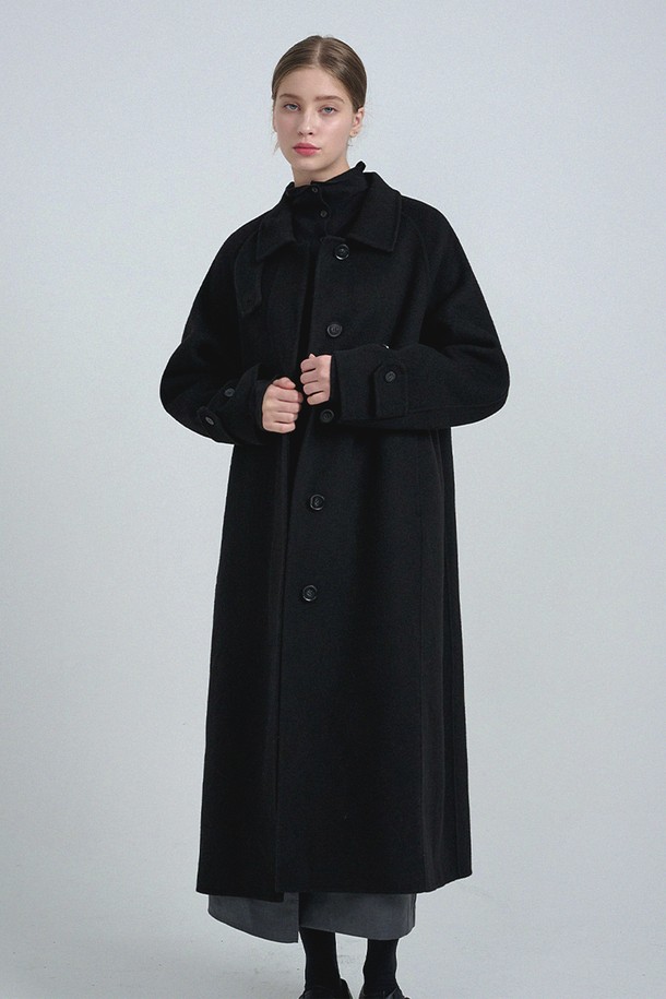 다비 핸드메이드 울 발마칸 코트는 미니멀하고 클래식한 무드를 선호하는 여성들을 위한 겨울철 필수 아이템입니다. 롱 기장의 오버핏 디자인과 싱글 버튼 여밈으로 세련된 실루엣을 연출하며, 100% 울 소재로 제작되어 뛰어난 보온성을 자랑합니다. 핸드메이드 공정으로 완성된 고급스러운 퀄리티는 시크하고 모던한 스타일을 완성시켜 줍니다. 출근룩, 오피스룩, 모임룩 등 다양한 TPO에 활용 가능하며, 블랙 컬러는 어떤 스타일에도 쉽게 매치되어 활용도가 높습니다.
