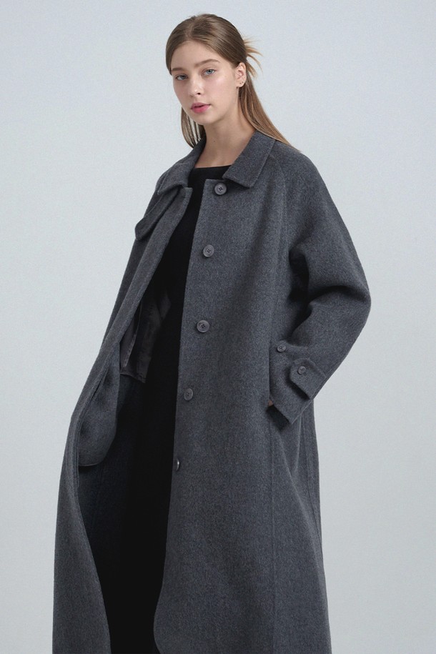 다비 핸드메이드 울 발마칸 코트는 겨울철 일상, 출근, 오피스, 모임룩에 모두 잘 어울리는 아우터입니다. 부드러운 촉감의 울 소재로 제작되어 따뜻하고 편안한 착용감을 선사합니다. 미니멀, 클래식, 시크한 스타일을 연출하기 좋으며, 무지 디자인으로 어떤 옷에도 쉽게 매치할 수 있습니다. 핸드메이드 특유의 섬세함이 느껴지는 발마칸 코트로 겨울 스타일링을 완성해 보세요. 두꺼운 두께감으로 추운 날씨에도 든든하게 몸을 감싸줍니다.
