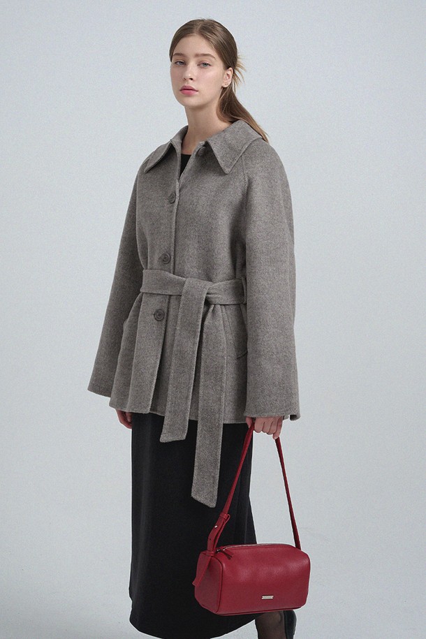 레비 핸드메이드 울 하프 코트는 겨울철 일상, 출근룩, 오피스룩, 모임룩에 모두 잘 어울리는 핸드메이드 하프 코트입니다. 부드러운 촉감의 울 소재로 제작되어 따뜻하고 편안한 착용감을 선사하며, 미니멀, 클래식, 모던한 스타일을 연출하기 좋습니다. 무지 디자인에 하프 기장으로 시크하고 세련된 분위기를 더합니다. 긴 소매 기장으로 보온성을 높였으며, 다양한 룩에 매치하여 클래식하면서도 세련된 스타일을 완성할 수 있습니다.
