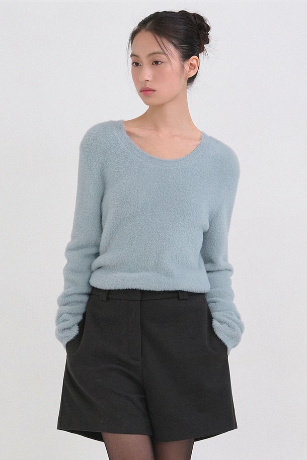 파우더리 유-넥 니트는 부드러운 촉감의 니트 소재로 제작되어 겨울철 따뜻함을 선사하는 여성 의류입니다. 미니멀, 클래식, 모던 스타일을 아우르는 디자인으로, U넥 라인과 레귤러핏이 특징입니다. 파우더리 블루 컬러와 무지 패턴이 세련된 분위기를 연출하며, 긴소매와 두꺼운 두께로 보온성을 높였습니다. 오피스룩, 출근룩, 모임룩 등 다양한 TPO에 활용 가능하며, 클래식, 미니멀, 시크 스타일을 즐겨 입는 분들께 추천합니다.
