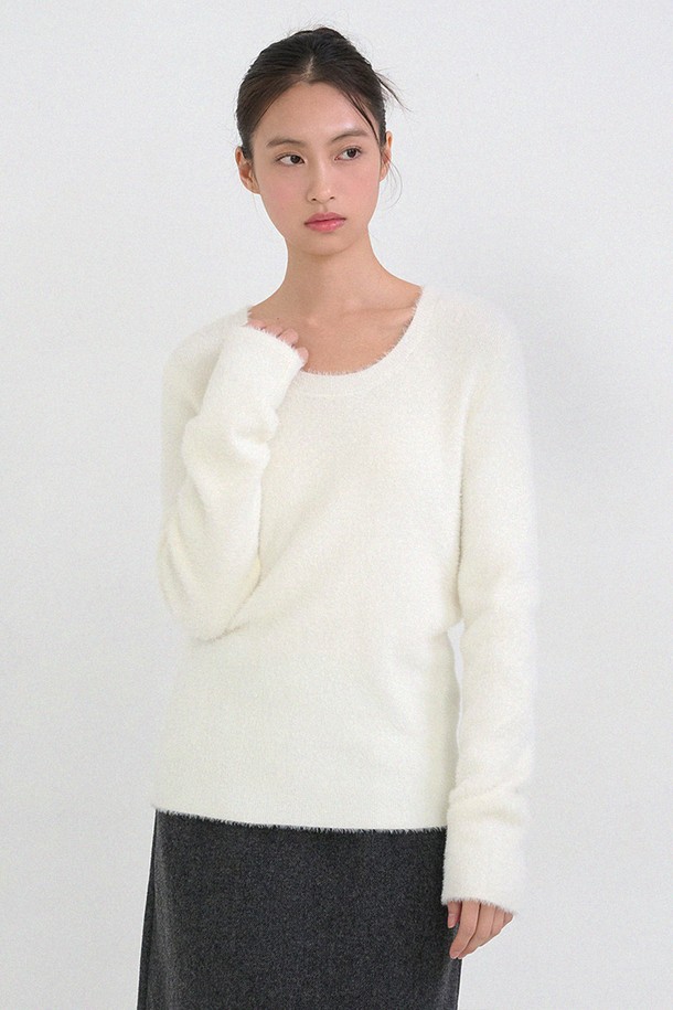 부드러운 파우더리 텍스처가 돋보이는 여성용 유-넥 니트입니다. 쌀쌀한 겨울, 포근함과 스타일을 동시에 만족시키는 두꺼운 두께감의 니트 소재로 제작되었습니다. 미니멀하고 클래식한 디자인에 U넥 라인이 더해져 세련된 느낌을 선사하며, 출근룩과 모임룩 모두에 활용 가능합니다. 레귤러핏으로 편안하게 착용할 수 있으며, 화이트 색상으로 어떤 하의와도 쉽게 매치할 수 있습니다.
