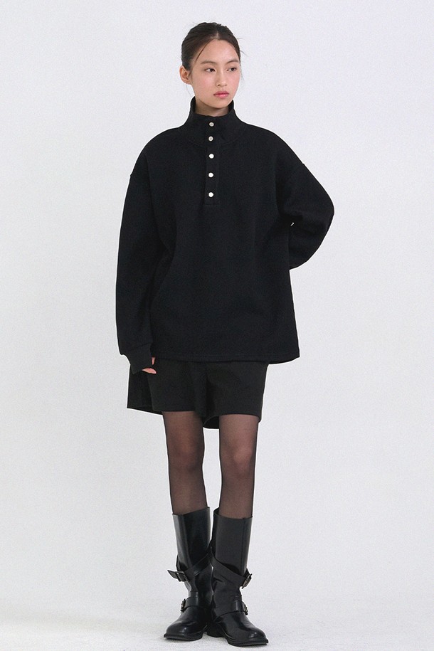 **브로디 하이넥 오버핏 울 스웻셔츠**는 겨울철 일상에서 미니멀, 클래식, 시크한 스타일을 연출하기에 좋은 제품입니다. 고급스러운 울 소재로 제작되어 따뜻하고 부드러운 촉감을 선사하며, 하이넥 디자인과 오버핏 실루엣으로 트렌디함을 더했습니다. 출근룩, 모임룩, 비즈니스 캐주얼 등 다양한 TPO에 활용 가능하며, 무지 패턴의 블랙 컬러는 어떤 옷에도 쉽게 매치할 수 있습니다. 긴 소매 기장으로 보온성을 높였으며, 넉넉한 핏은 편안한 착용감을 제공합니다.
