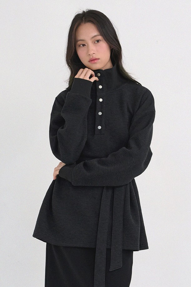 브로디 하이넥 오버핏 울 스웻셔츠는 미니멀, 클래식, 시크 스타일을 추구하는 당신을 위한 겨울철 필수 아이템입니다. 부드러운 촉감의 울 소재로 제작되어 포근함을 선사하며, 하이넥 디자인과 오버핏 실루엣이 세련된 무드를 연출합니다. 블랙 컬러의 무지 디자인은 어떤 스타일에도 쉽게 매치할 수 있으며, 출근룩, 모임룩, 데이트룩 등 다양한 TPO에 활용 가능합니다. 감각적인 패턴과 소재감, 레이어드 스타일링을 통해 클래식 모던 믹스 룩을 완성해보세요. 
