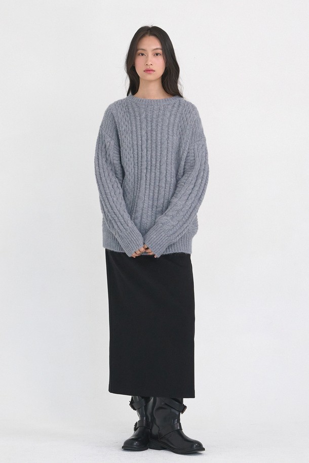 부드러운 울 소재의 "한나 울 트위스트 니트"는 겨울철 포근함을 선사하는 여성 의류입니다. 그레이 컬러의 라운드넥 디자인으로, 미니멀, 클래식, 모던 스타일을 연출하기 좋습니다. 루즈핏과 긴소매, 두꺼운 두께감으로 따뜻함을 더하며, 케이블과 트위스트 패턴이 돋보입니다. 출근룩과 모임룩 모두 소화 가능한 활용도 높은 아이템으로, 부드러운 촉감이 특징입니다.
