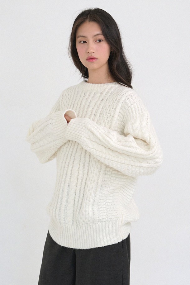 겨울 햇살의 포근함을 담아낸 한나 울 트위스트 니트입니다. 부드러운 촉감의 울 소재와 두꺼운 두께감으로 따뜻함을 선사하며, 라운드넥과 긴 소매 기장으로 디자인되었습니다. 미니멀, 클래식, 모던 스타일을 모두 아우르는 레귤러핏 니트로, 케이블과 트위스트 패턴이 돋보입니다. 아이보리와 화이트 두 가지 컬러로 출시되어, 출근룩이나 모임룩 등 다양한 TPO에 활용 가능합니다.
