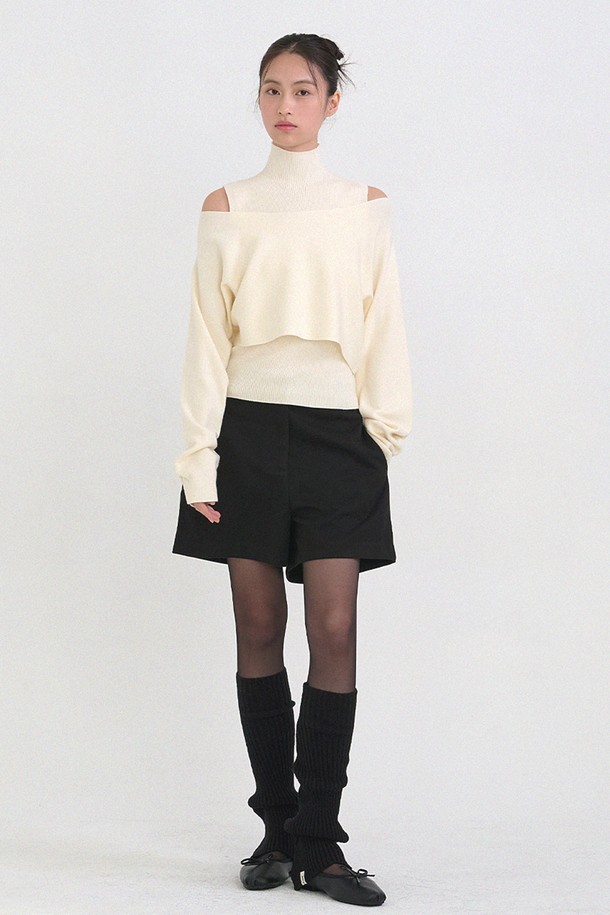 미코 숏 팬츠는 겨울철 출근룩에 어울리는 여성용 숏 팬츠입니다. 두꺼운 두께감으로 따뜻함을 유지하며, 부드러운 촉감이 편안한 착용감을 선사합니다. 미니멀하고 클래식한 스타일로 어떤 상의와도 쉽게 매치하여 모던한 분위기를 연출할 수 있습니다. 숏 기장으로 활동성을 높였으며, 활용도 높은 겨울철 필수 아이템입니다.
