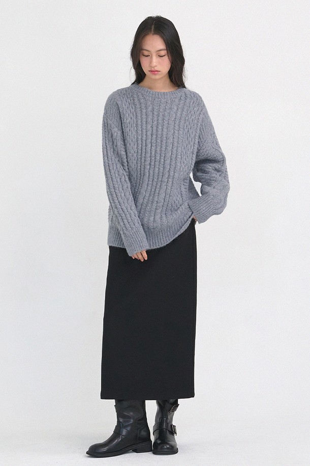 제시카 울 롱 스커트는 겨울철 여성의 우아함을 더해줄 롱 스커트입니다. 부드러운 촉감의 울 소재로 제작되어 포근하고 따뜻하게 착용할 수 있습니다. 미니멀, 클래식, 모던한 스타일을 추구하는 분들께 추천하며, 출근룩, 오피스룩, 모임룩 등 다양한 TPO에 활용할 수 있습니다. 두꺼운 두께감으로 겨울철에도 든든하게 입을 수 있으며, 시크하고 세련된 스타일을 연출하기 좋습니다. 울 소재 특유의 고급스러운 분위기가 돋보이는 롱 스커트입니다.
