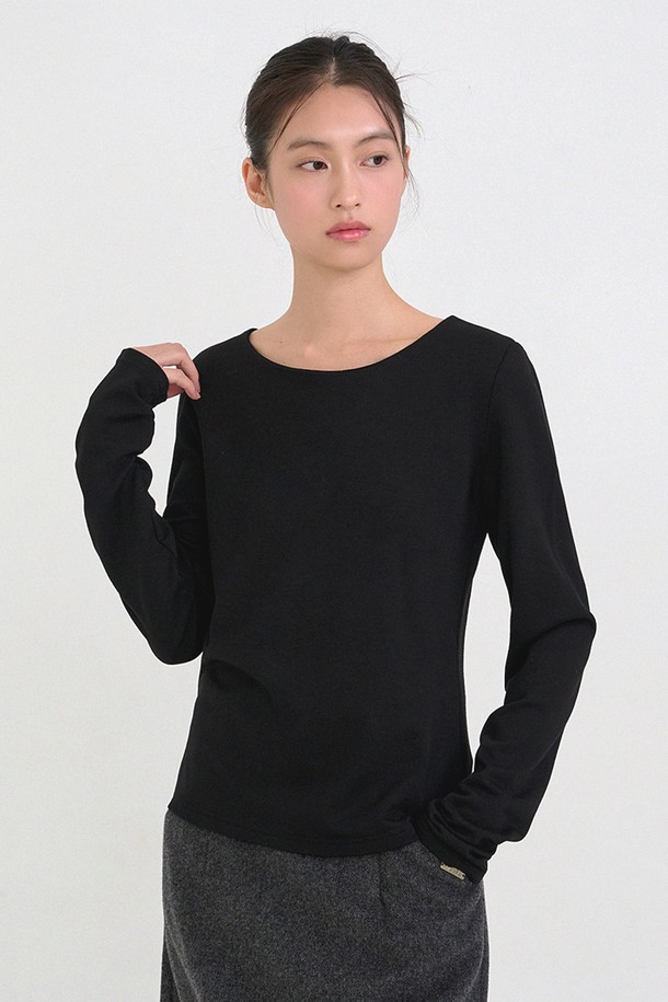 라미스 보트 넥 티는 미니멀, 클래식, 시크한 스타일을 추구하는 분들을 위한 겨울철 필수 아이템입니다. 부드러운 촉감으로 편안한 착용감을 선사하며, 보트 넥 디자인이 세련된 분위기를 더합니다. 출근룩이나 모임룩 등 다양한 TPO에 활용하기 좋으며, 프린트 패턴으로 포인트를 줄 수 있습니다. 심플하면서도 스타일리시함을 놓치지 않아, 어떤 옷에도 쉽게 매치할 수 있는 활용도 높은 티셔츠입니다.
