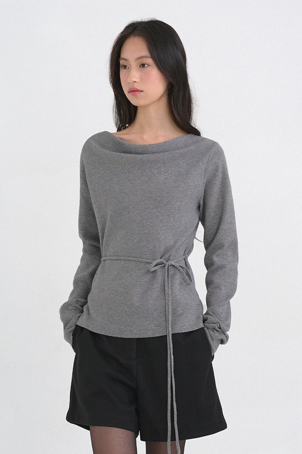 새디 카울-넥 스트랩 니트는 부드러운 촉감의 니트 소재로 제작된 여성 상의입니다. 미니멀, 클래식, 모던 스타일을 추구하는 분들께 추천하며, 데이트룩, 모임룩, 소개팅룩에 잘 어울립니다. 크림 컬러의 무지 디자인에 레귤러핏으로 제작되었으며, 카울넥과 민소매 스트랩 디자인이 특징입니다. 겨울철에 따뜻하고 세련된 스타일을 연출할 수 있는 아이템입니다.
