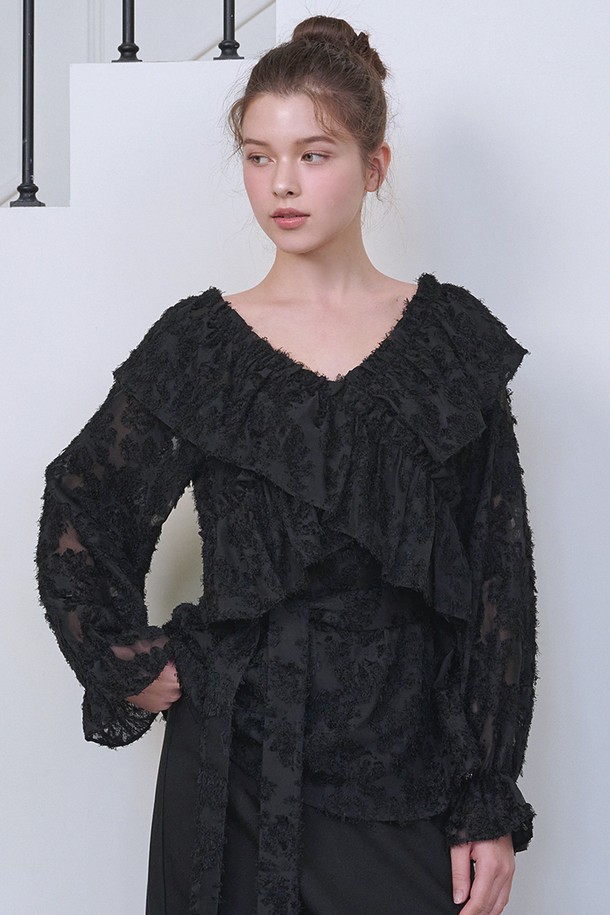 케리 헤어리 스트랩 블라우스는 여성스러운 로맨틱 무드와 레트로 감성을 동시에 자아내는 블라우스입니다. 하이넥 디자인과 블랙 컬러는 시크하면서도 세련된 분위기를 연출합니다. 섬세한 레이스 패턴과 프릴 장식이 여성스러움을 더하고, 스트랩 디테일이 포인트로 더해져 특별함을 선사합니다. 긴 소매 기장으로 겨울철에도 따뜻하게 착용 가능하며, 데이트룩이나 모임룩으로 활용하기 좋습니다. 클래식한 스타일을 선호하는 분들께 추천합니다.
