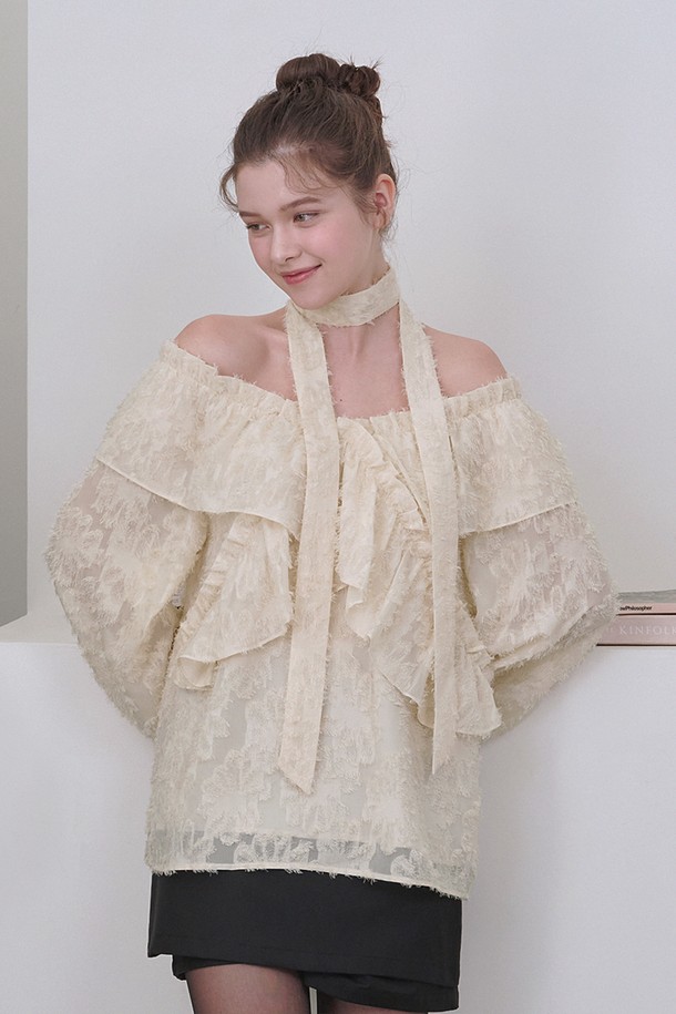 케리 헤어리 스트랩 블라우스는 여성스러운 실루엣을 연출하는 블라우스입니다. 아이보리와 화이트 두 가지 색상으로 출시되었으며, 오프숄더 디자인과 긴 소매가 특징입니다. 로맨틱하고 레트로한 무드를 자아내며, 레이스 패턴과 스트랩, 프릴 디테일이 돋보입니다. 데이트룩과 모임룩, 클래식한 스타일 연출에 적합하며, 겨울철 따뜻하게 입을 수 있습니다. 루즈핏으로 편안함을 더했습니다.
