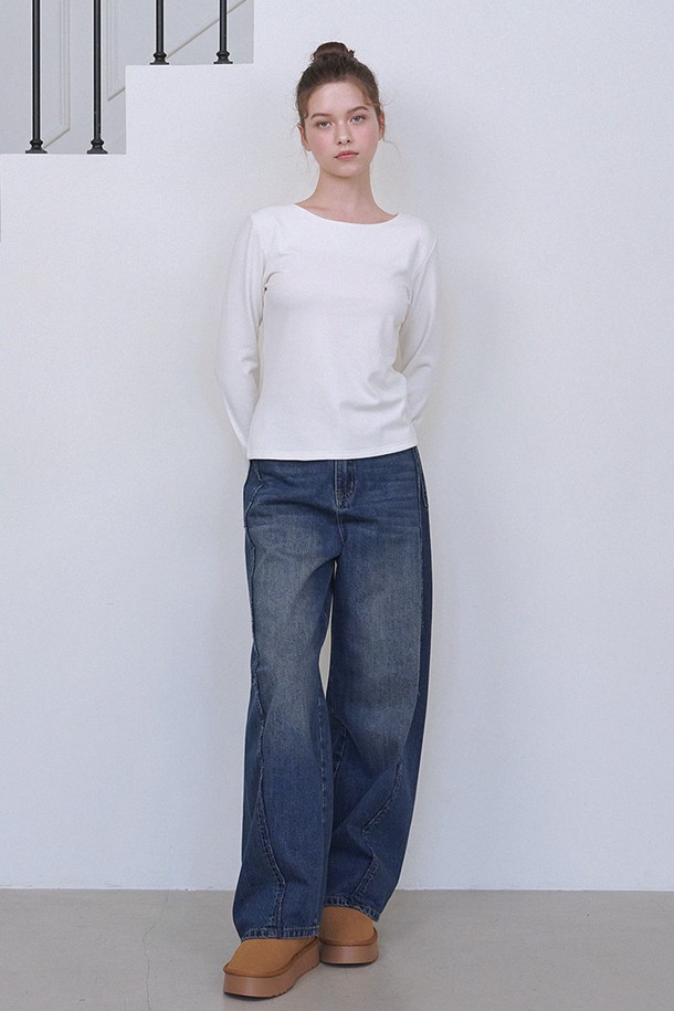 블레이크 프린지 라인 와이드 데님 팬츠는 겨울철 캐주얼 스타일을 완성하는 여성 데님 팬츠입니다. 블루 컬러의 와이드핏으로 편안하면서도 트렌디한 핏을 연출합니다. 데님 소재 특유의 견고함과 프린지 디테일이 돋보이며, 미니멀한 무드를 더해줍니다. 일상생활에서 스타일리시하게 착용하기 좋은 아이템입니다.
