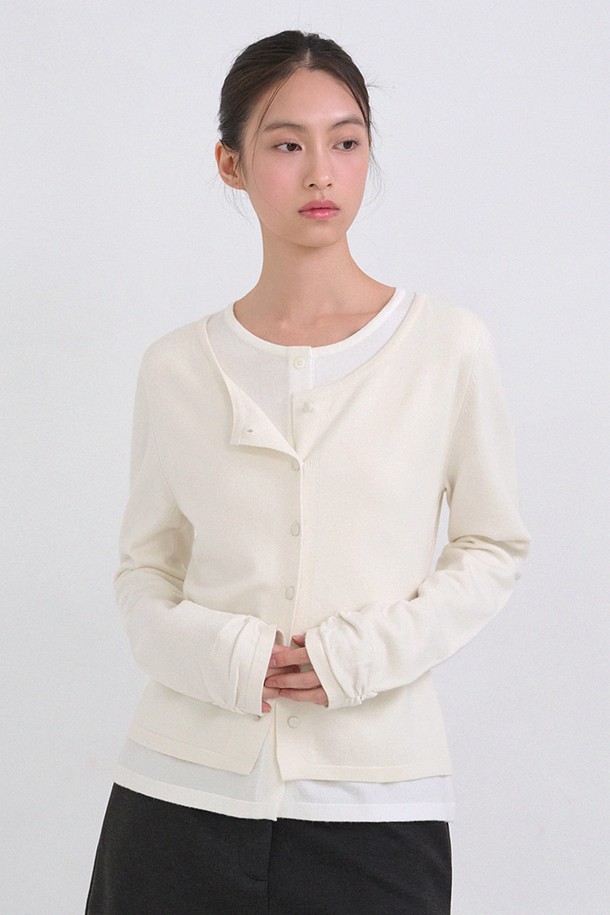 포근한 울 소재로 제작된 푸엘라 레이어드 니트입니다. 미니멀하고 클래식한 디자인으로, 출근룩에 세련된 분위기를 더합니다. 아이보리 컬러의 라운드넥, 긴 소매, 레귤러핏으로 다양한 스타일링이 가능합니다. 두꺼운 두께감과 부드러운 촉감으로 겨울철 따뜻하게 착용할 수 있으며, 레이어드 스타일 연출에 용이합니다.
