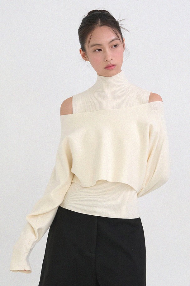 라비나 슬리브리스-보트 넥 니트 셋업은 여성용 니트/스웨터 상의로, 겨울철 미니멀, 클래식, 모던 스타일을 연출하기에 좋습니다. 아이보리 컬러의 레귤러핏 디자인이며, 부드러운 촉감의 두꺼운 니트 소재로 제작되었습니다. 보트넥과 민소매 디자인이 특징이며, 숄더 컷아웃 디테일이 시크한 포인트를 더합니다. 데이트룩, 모임룩으로 활용하기 좋으며, 클래식, 미니멀, 시크한 스타일을 선호하는 분들께 추천합니다.
