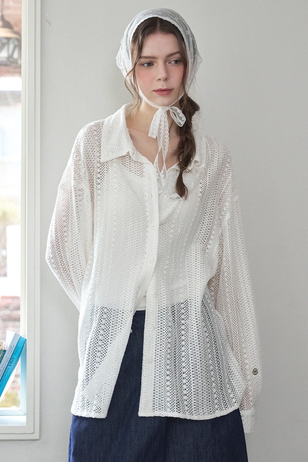 페미닌한 무드의 로잘린드 오버핏 크로쉐 셔츠는 에스닉한 짜임과 레이스 라벨 디테일이 돋보입니다. 아이보리, 화이트 색상의 이 셔츠는 면과 폴리에스테르 혼방 소재로 제작되어 통기성이 좋고 가벼운 착용감을 선사하며, 시그니처 절개와 트임 포인트가 특징입니다. 봄, 여름 시즌에 데일리룩으로 연출하기 좋은 오버핏 셔츠로, 빈티지하면서도 로맨틱한 스타일을 완성해 줍니다.
