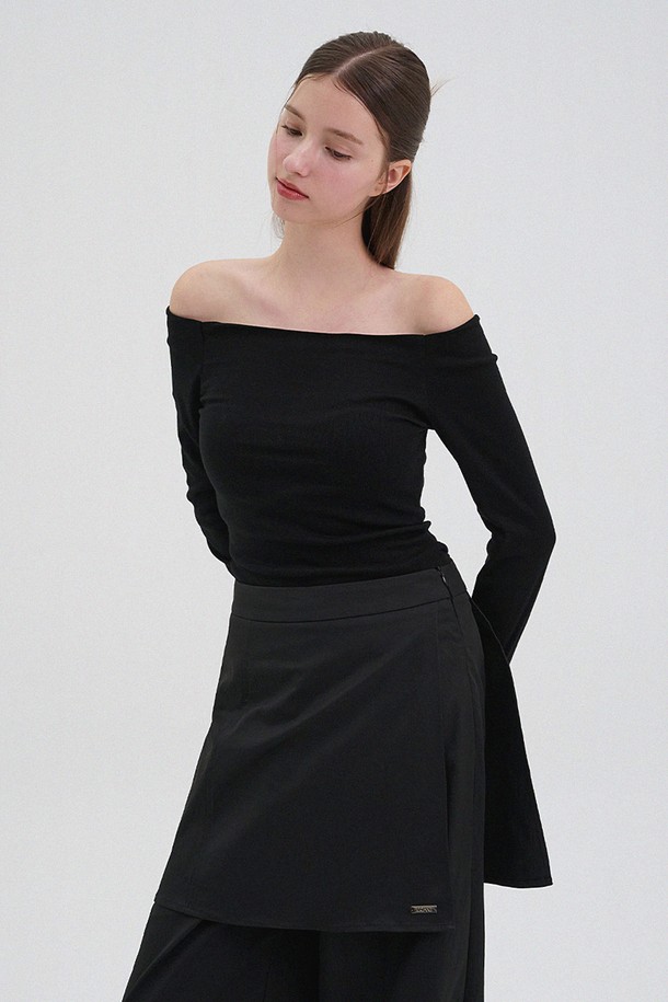 벤 랩 스커트 레이어드 팬츠는 미니멀하고 클래식한 무드의 여성용 바지입니다. 가을에 어울리는 블랙 컬러의 긴 기장 바지로, 뻣뻣한 질감의 폴리에스테르 소재로 제작되었습니다. 로우라이즈 핏에 중간 두께로, 신축성이 있어 편안하게 착용 가능합니다. 미니 랩 스커트 레이어드 디자인과 백 웨이스트밴드 센터 컷, 스커트 밑단의 사이드 펜던트 장식이 특징입니다. 데이트룩, 모임룩, 오피스룩 등 다양한 TPO에 활용하기 좋은, 시크한 스타일의 팬츠입니다.
