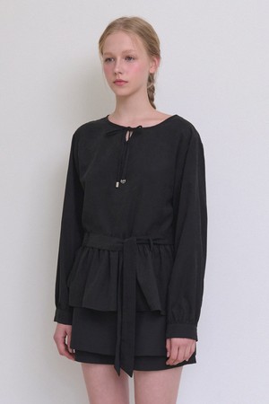 트루디 프릴 스트랩 블라우스