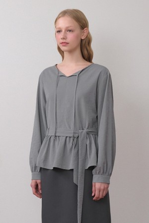 트루디 프릴 스트랩 블라우스