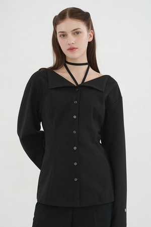 이솔라 스트랩 오픈 카라 블라우스