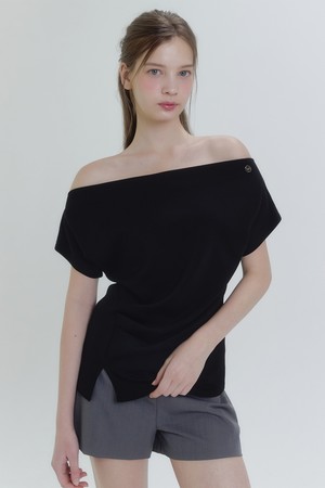 루즈 오프숄더 핀턱 티