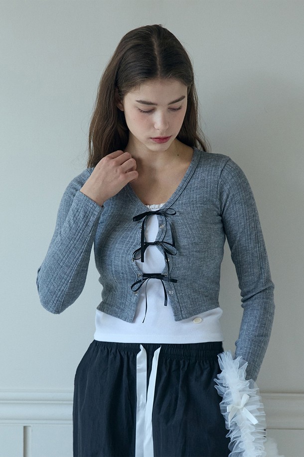 PINKPINEAPPLE - 긴소매 티셔츠 - EYELET RIBBON TOP_CHARCOAL