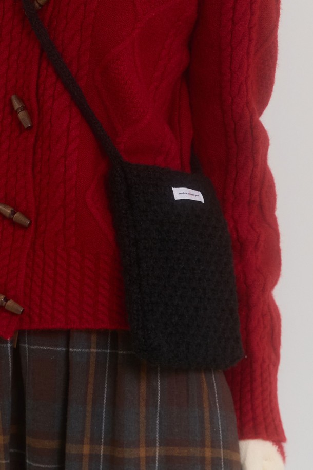 PINKPINEAPPLE - 크로스백 - COZY KNIT CROSS BAG_BLACK