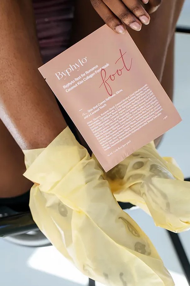 레스트 포 로맨스 코코넛 키스 콜라겐 풋 마스크는 24ml 용량 4매입으로 구성되어, 발을 위한 마스크팩입니다. 코코넛과 콜라겐 성분이 함유되어 있어, 보습과 각질 제거에 도움을 줍니다. 스킨케어 용도로 사용하며, 일회용 제품입니다. 발 관리를 통해 부드럽고 촉촉한 피부로 가꿀 수 있습니다.
