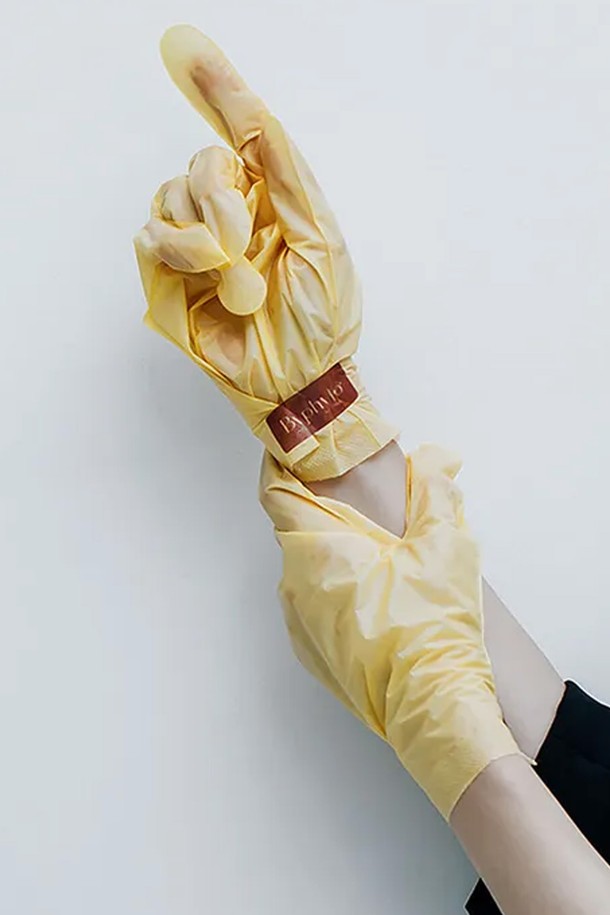 레스트 포 로맨스 코코넛 키스 콜라겐 핸드 마스크 (4매입, 24ml)는 코코넛 향과 콜라겐 성분이 함유된 핸드케어 마스크입니다. 24ml 용량의 마스크팩 4매입으로 구성되어 있으며, 손 피부에 보습과 영양을 공급합니다. 사용 후 촉촉하고 부드러운 손으로 가꿀 수 있으며, 일회용 타입으로 간편하게 사용 가능합니다.
