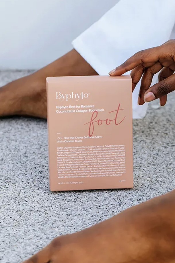 레스트 포 로맨스 코코넛 키스 콜라겐 풋 마스크는 24ml 용량 4매입으로 구성되어, 발을 위한 마스크팩입니다. 코코넛과 콜라겐 성분이 함유되어 있어, 보습과 각질 제거에 도움을 줍니다. 스킨케어 용도로 사용하며, 일회용 제품입니다. 발 관리를 통해 부드럽고 촉촉한 피부로 가꿀 수 있습니다.
