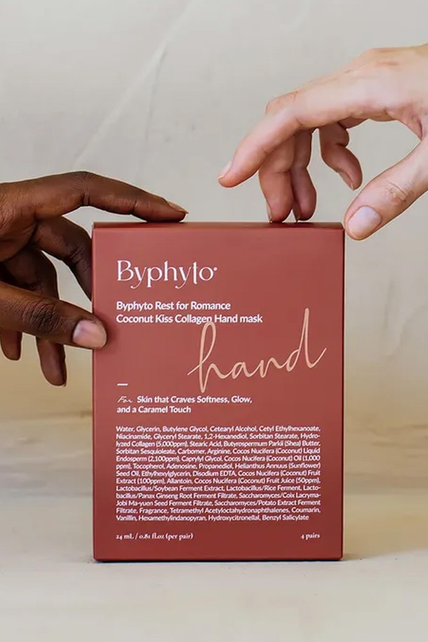 레스트 포 로맨스 코코넛 키스 콜라겐 핸드 마스크 (4매입, 24ml)는 코코넛 향과 콜라겐 성분이 함유된 핸드케어 마스크입니다. 24ml 용량의 마스크팩 4매입으로 구성되어 있으며, 손 피부에 보습과 영양을 공급합니다. 사용 후 촉촉하고 부드러운 손으로 가꿀 수 있으며, 일회용 타입으로 간편하게 사용 가능합니다.
