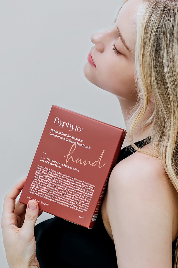 레스트 포 로맨스 코코넛 키스 콜라겐 핸드 마스크 (4매입, 24ml)는 코코넛 향과 콜라겐 성분이 함유된 핸드케어 마스크입니다. 24ml 용량의 마스크팩 4매입으로 구성되어 있으며, 손 피부에 보습과 영양을 공급합니다. 사용 후 촉촉하고 부드러운 손으로 가꿀 수 있으며, 일회용 타입으로 간편하게 사용 가능합니다.
