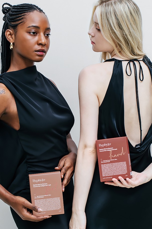 레스트 포 로맨스 코코넛 키스 콜라겐 핸드 마스크 (4매입, 24ml)는 코코넛 향과 콜라겐 성분이 함유된 핸드케어 마스크입니다. 24ml 용량의 마스크팩 4매입으로 구성되어 있으며, 손 피부에 보습과 영양을 공급합니다. 사용 후 촉촉하고 부드러운 손으로 가꿀 수 있으며, 일회용 타입으로 간편하게 사용 가능합니다.
