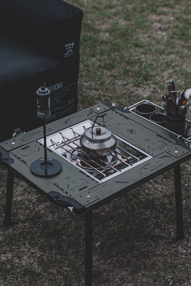 액시스 IGT 테이블 2유닛 프레임은 캠핑과 차박에 적합한 모듈형 캠핑 테이블입니다. 스틸과 알루미늄 소재로 제작되어 내구성이 뛰어나며, 블랙, 올리브 그린, 탄 세 가지 색상으로 제공됩니다. 최대 80kg의 하중을 견디며, 595 x 490 x 50mm 크기에 무게는 3.4kg입니다. 전술형 그래픽 디자인과 슬라이드 액세서리 호환 기능을 갖춘 이 제품은, 메인 프레임 2개, 사이드 프레임 2개, 수납가방으로 구성되어 있으며, 양축 확장 커넥터 슬롯을 통해 시스템 확장이 용이합니다. (다리 및 상판 별도 구매)
