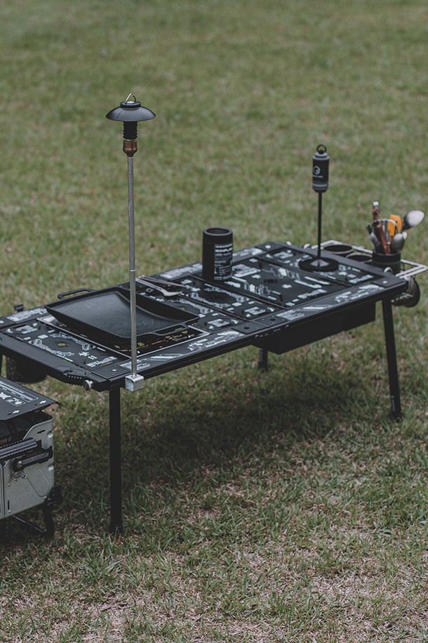 액시스 IGT 테이블 확장 키트 (4유닛)는 캠핑을 위한 모듈형 확장 테이블입니다. 블랙, 올리브 그린, 탄 세 가지 색상으로 제공되며, 고강도 스틸 프레임과 정밀 가공된 상판으로 제작되어 80kg의 최대 하중을 견딥니다. 49cm x 110cm x 42cm 크기에, 2.3kg으로 휴대성이 뛰어나며 완전 분리형 프레임과 2유닛에서 4유닛으로 확장 가능한 기능으로 활용성을 높였습니다.
