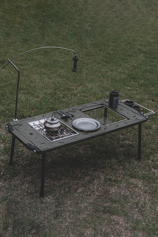 액시스 IGT 테이블 확장 키트 (4유닛)는 캠핑 및 아웃도어 활동에 최적화된 모듈형 테이블 확장 솔루션입니다. 고강도 스틸 프레임과 정밀 가공된 상판, 그리고 안정적인 프레임 구조가 특징이며, 블랙, 올리브 그린, 탄 세 가지 색상으로 제공됩니다. 최대 80kg의 하중을 견디며, 버너, 싱크, 우든탑 등과 호환되어 캠핑 환경을 더욱 편리하게 만들어줍니다.
