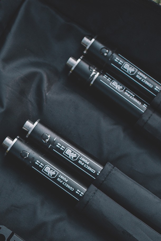 액시스 IGT 테이블 다리 400mm는 캠핑 및 아웃도어 활동에 적합한 테이블 지지용품입니다. 블랙, 올리브 그린, 탄 3가지 색상으로, 스틸과 PVC 소재를 사용하여 제작되었으며, 접이식 기능을 갖춰 휴대 및 보관이 용이합니다. 테이퍼드 레그 캠 구조, 매트 마감, 전술용 타이포그래피 각인 등의 특징을 갖췄으며, 420 x 28 x 28mm 사이즈에 560g의 무게로 경량 구조와 안정적인 지지력을 제공합니다.
